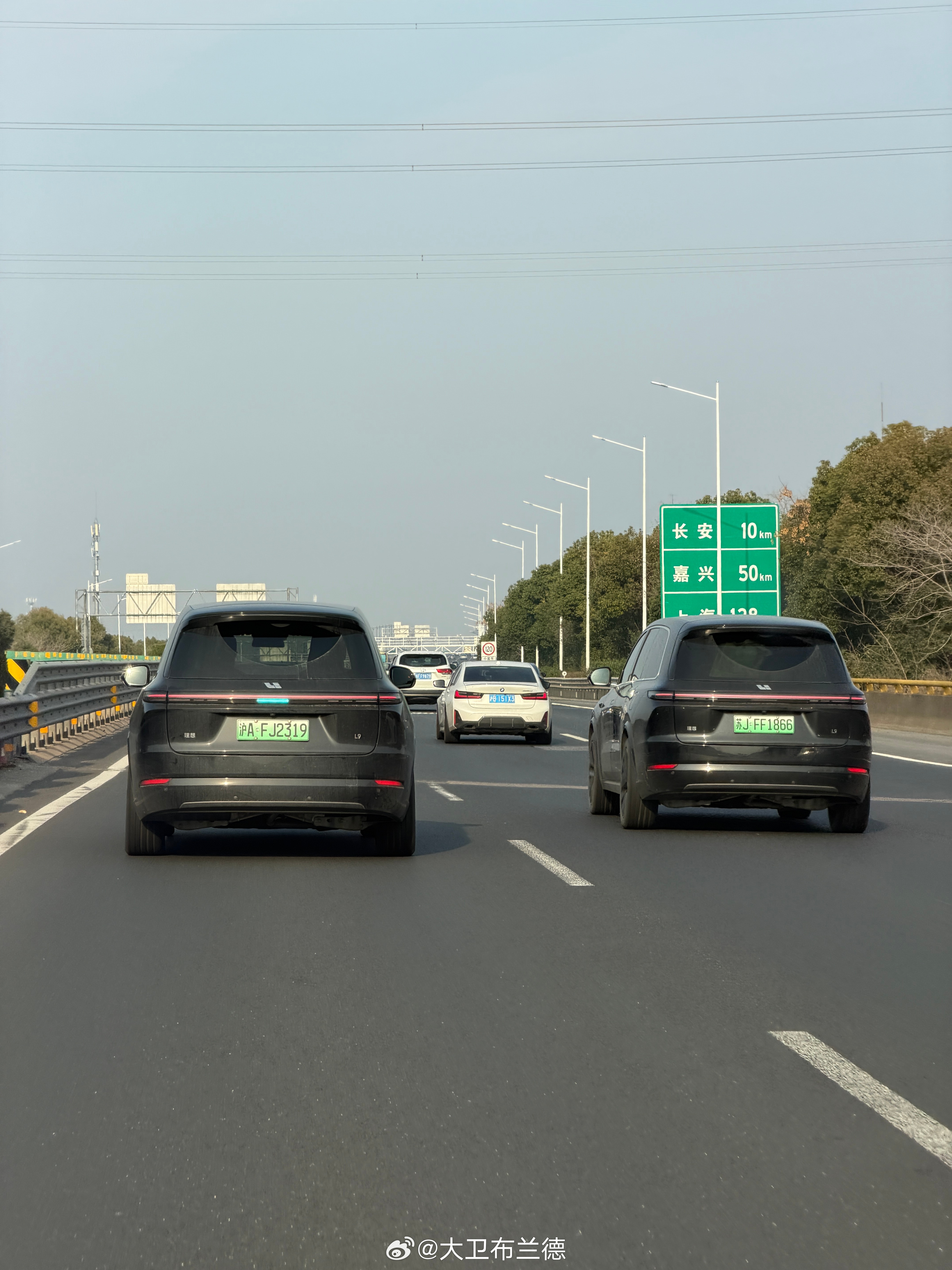 L9也算是理想开国功臣之一。也创造了国产一大批9系SUV，也带动了增程混动冰箱彩