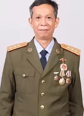 对越反击战中，副班长覃毅忠本被记三等功，团参谋长查到他，改为一等功并报请授一级战