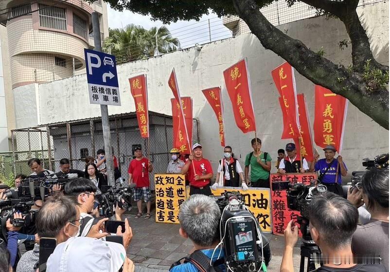 什么情况？！统一义勇军出现在台湾街头，而且是支持柯文哲
今天上午，十名统一义勇军