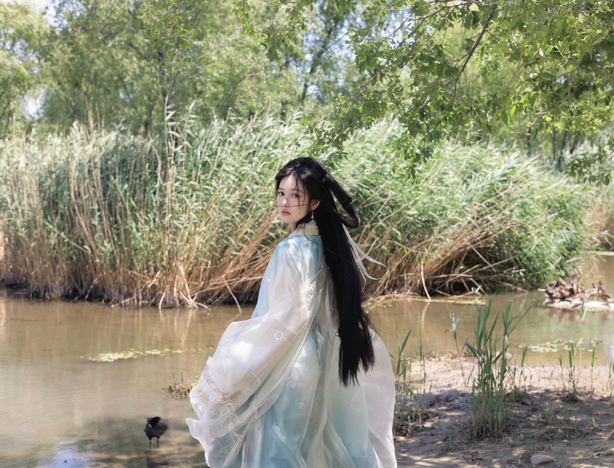 陆婷玉柔美古风穿搭：世事漫随流水，算来一梦浮生 ​​​