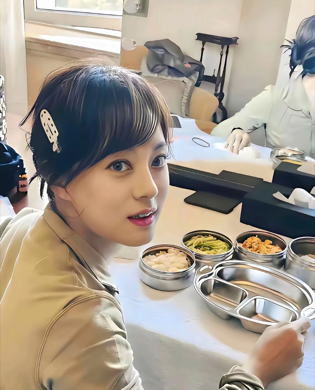 邓超真是有福气，娶了个如此漂亮的妻子。有一次接受采访，孙俪说邓超在家里地位向来很