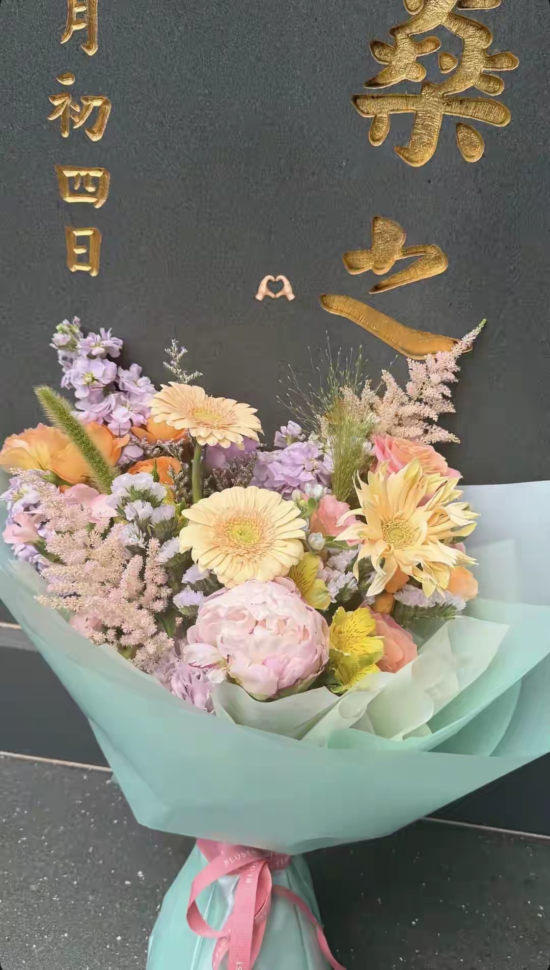 何鸿燊忌日三房上山拜祭，何超莲墓前献花，陈婉珍腿脚不便需搀扶 