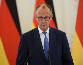 面对美国的护航请求，德国总理默茨说了四件事，每一件都是要跟美国对着来。
 
默茨