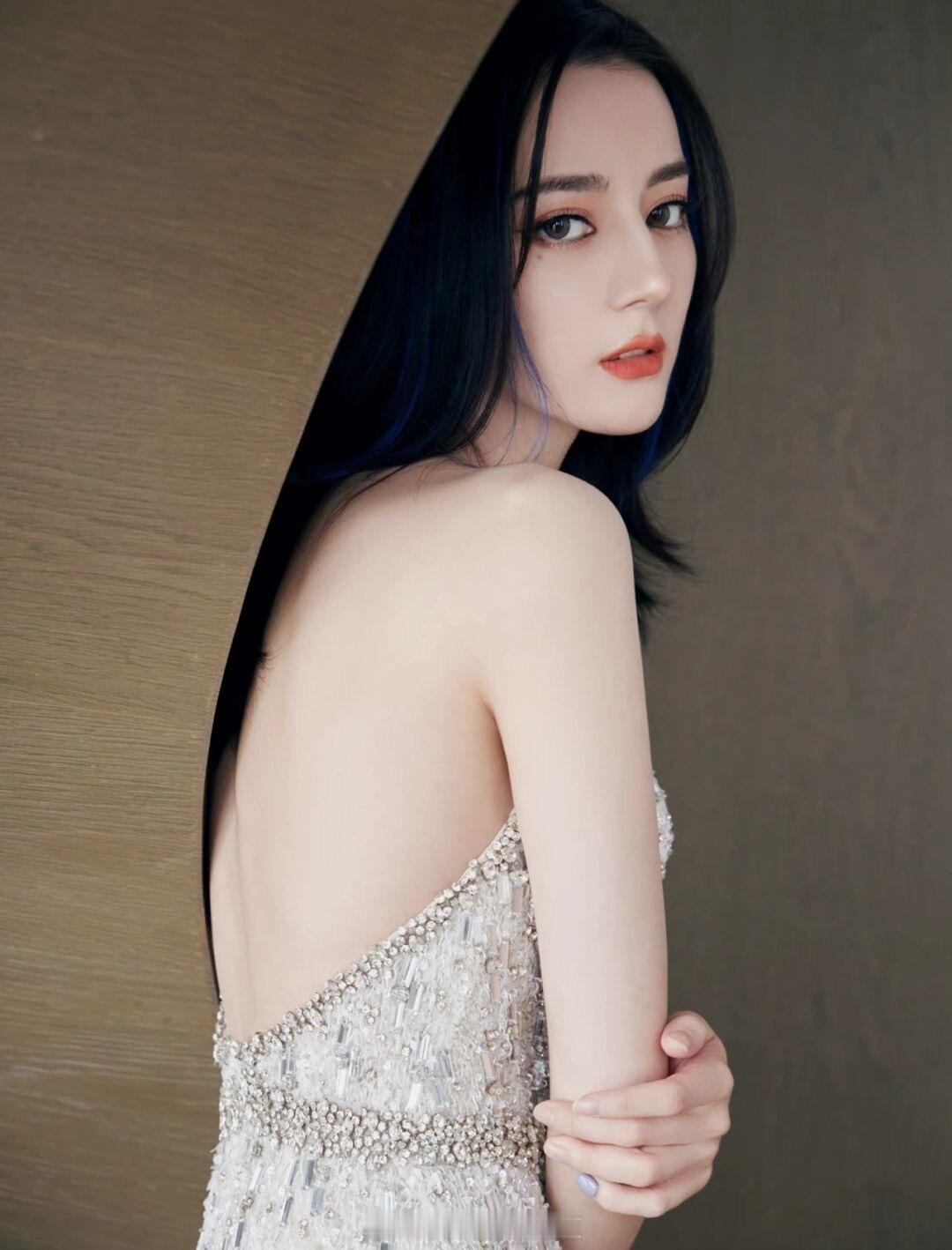 迪丽热巴的一组明艳妆造大片 ​​​