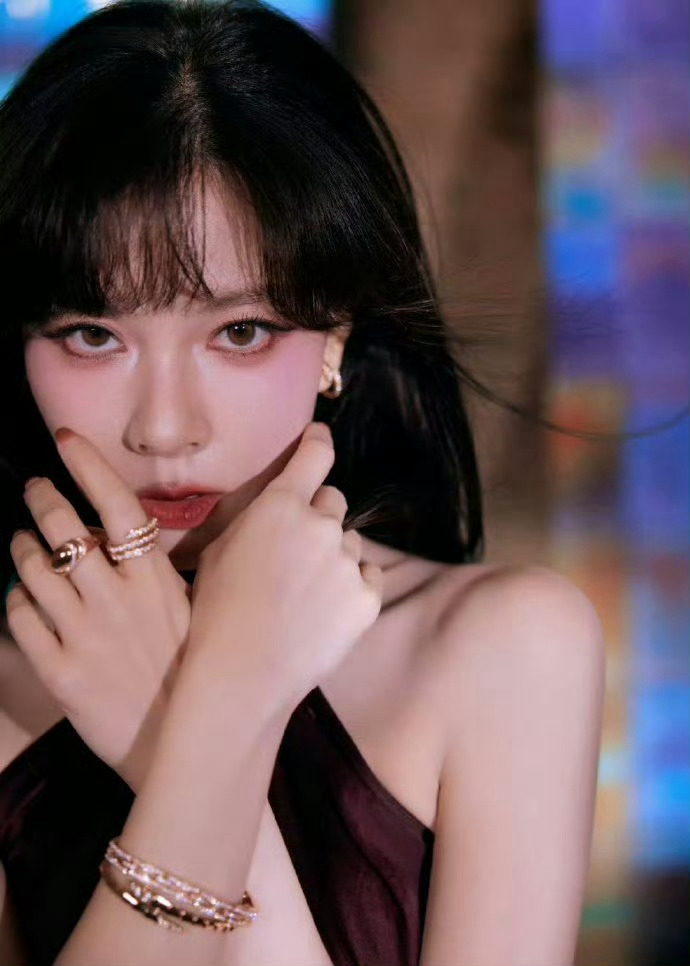 宋妍霏从齐刘海变成斜刘海各种发型姐姐轻松驾驭￼ 