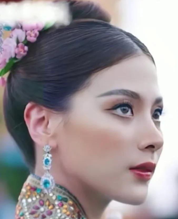 不得不说，她这个侧颜真是太绝了！

其实以前也没有觉得她有多美，怎么现在看着越来