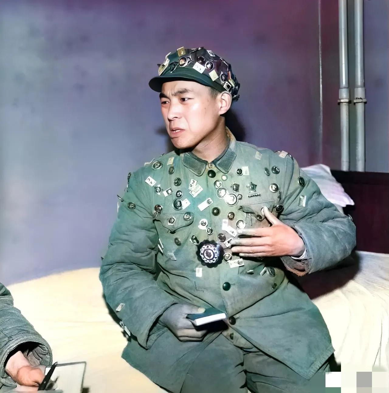 60年代，一名叫王国祥的战士，他的头上戴着一顶帽子，身上挂满了勋章和像章，这些勋
