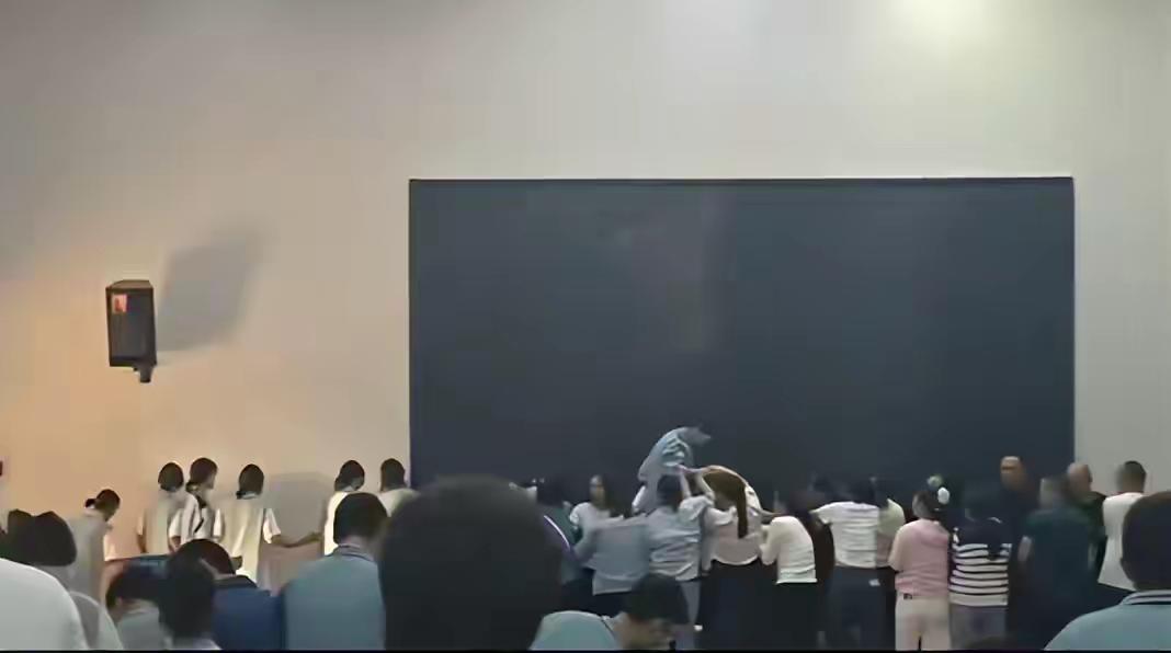 愧疚式教育，首先孩子为啥要愧疚，是因为要踩着父母的背，要他们卑微到骨子里，放弃掉