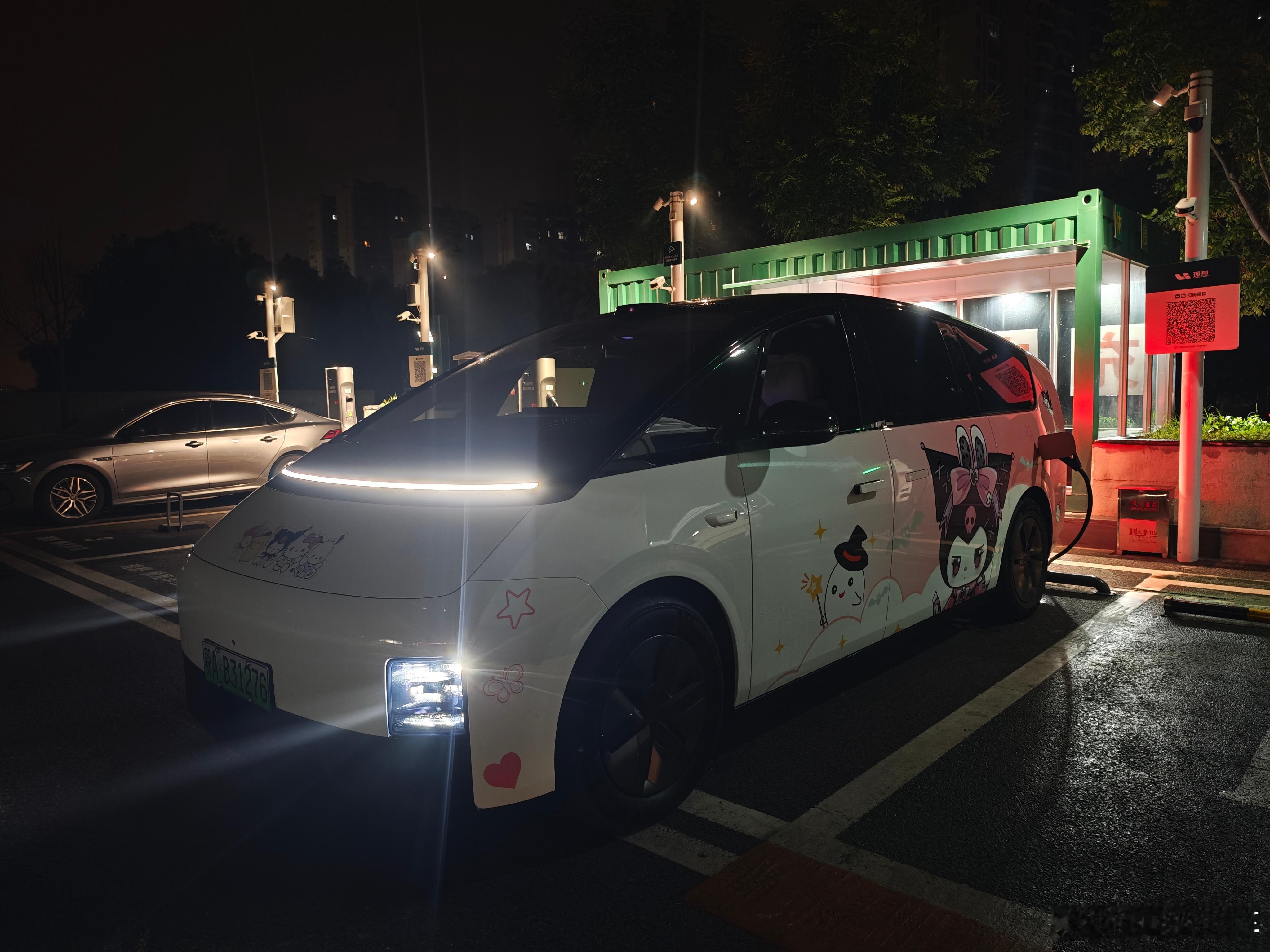 晚上来给mega拼好电了  7毛一度电 真合适啊 ​理想4c超充速度都这么快 ​