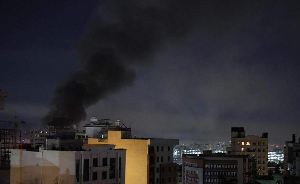 伊朗下起毒雨整个城市被黑雾笼罩，仿佛世界末日，一场更大的风暴正在酝酿。据红星新闻