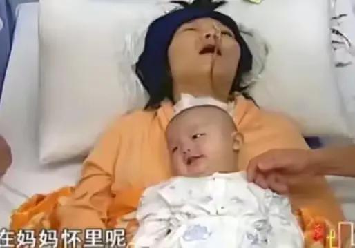 2008年，广西女子唐瑜陆因为怀孕成了植物人，为了救她，丈夫忍痛选择放弃孩子，没