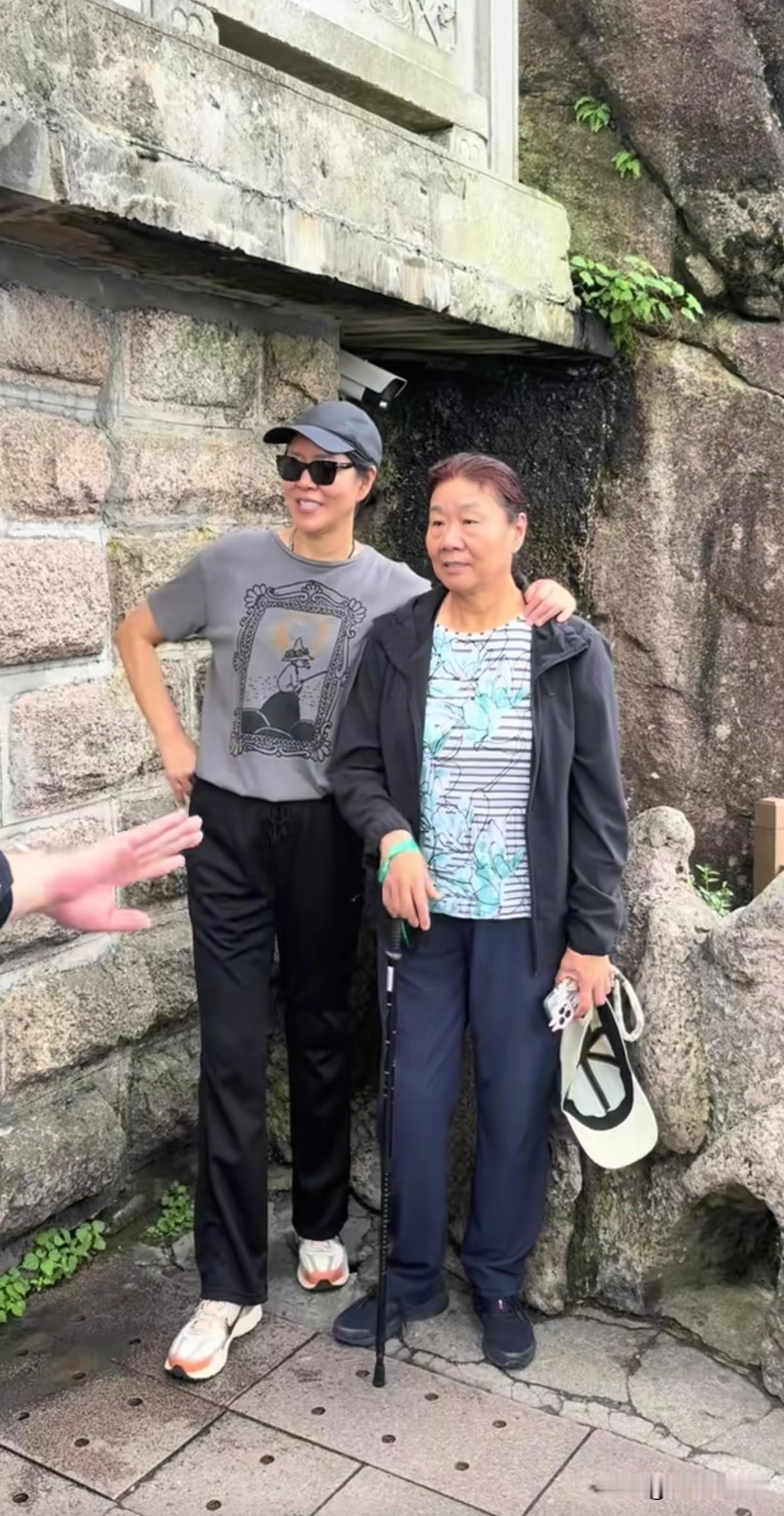 郎平携家人到黄山旅行，穿着打扮很有少女感。退休后的她状态极好，而且不缺代言、财源