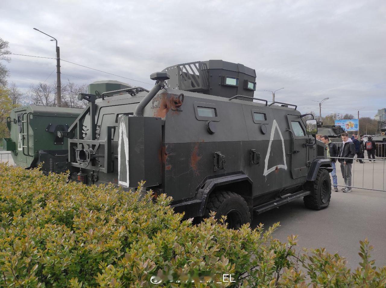 在库尔斯克突袭战早期，被俄军第810海步旅的两辆BTR-82A打瘫乌军一个连的相