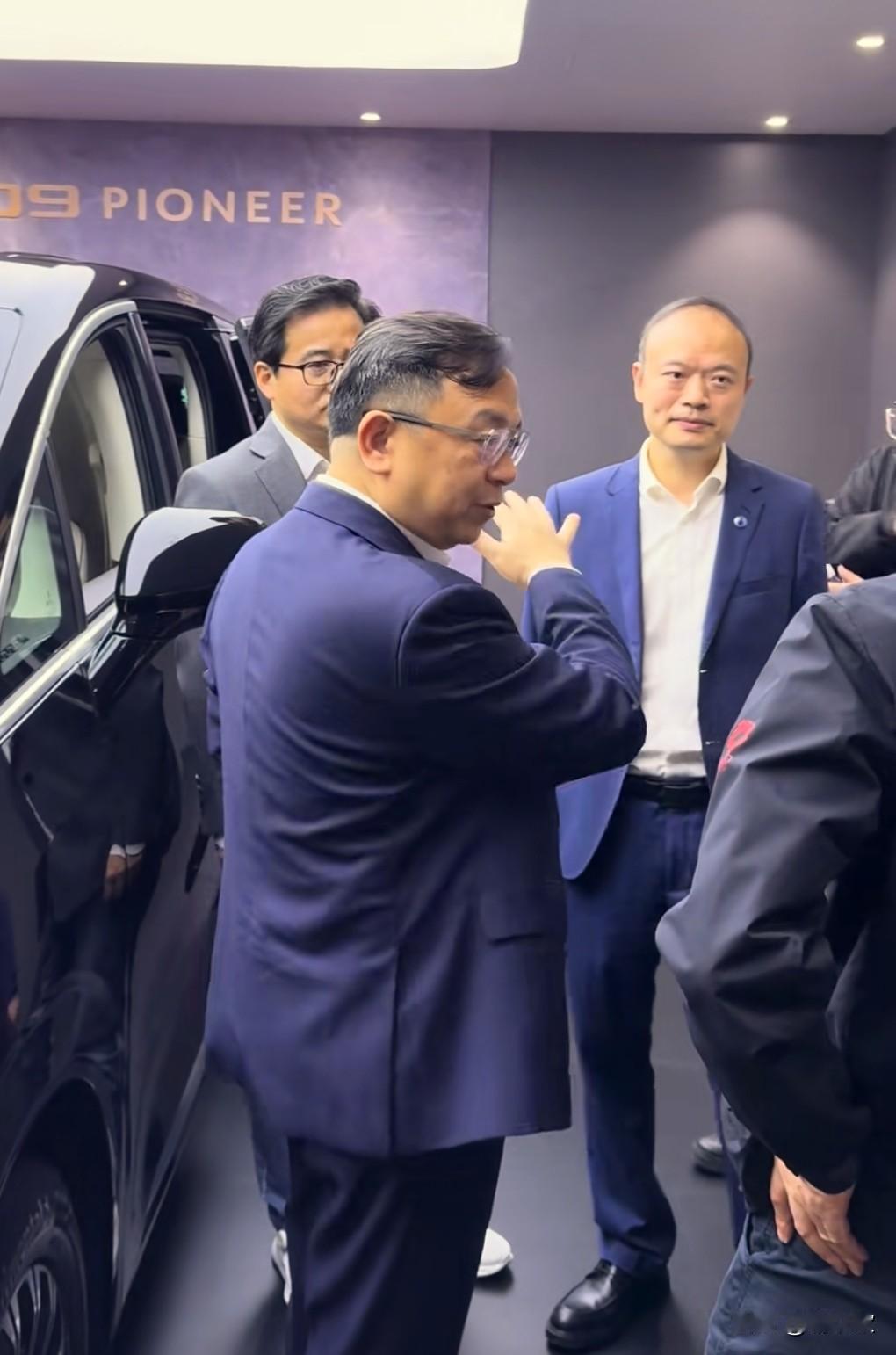 广州国际车展上，王传福现场和团队讨论技术细节，全程非常投入，给人的感觉就是现场没