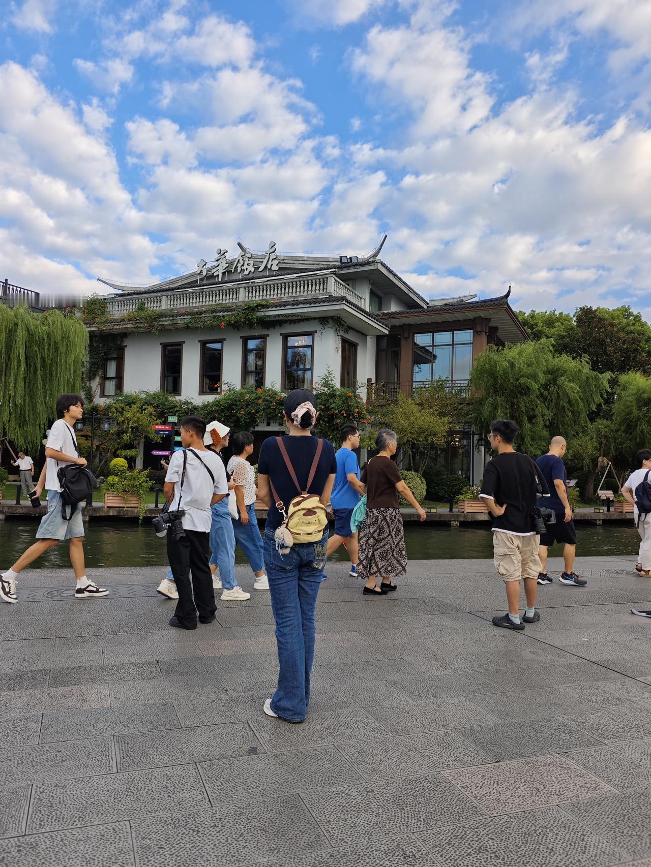大华饭店位居西湖风景区中心区，出来走几步就是九曲桥。坐在九曲桥的石头凳子上就可以