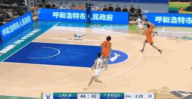 好球黄明依！真好啊，积极性足够，起跳判断也好，这么多场潜力赛没白打！上海男篮vs