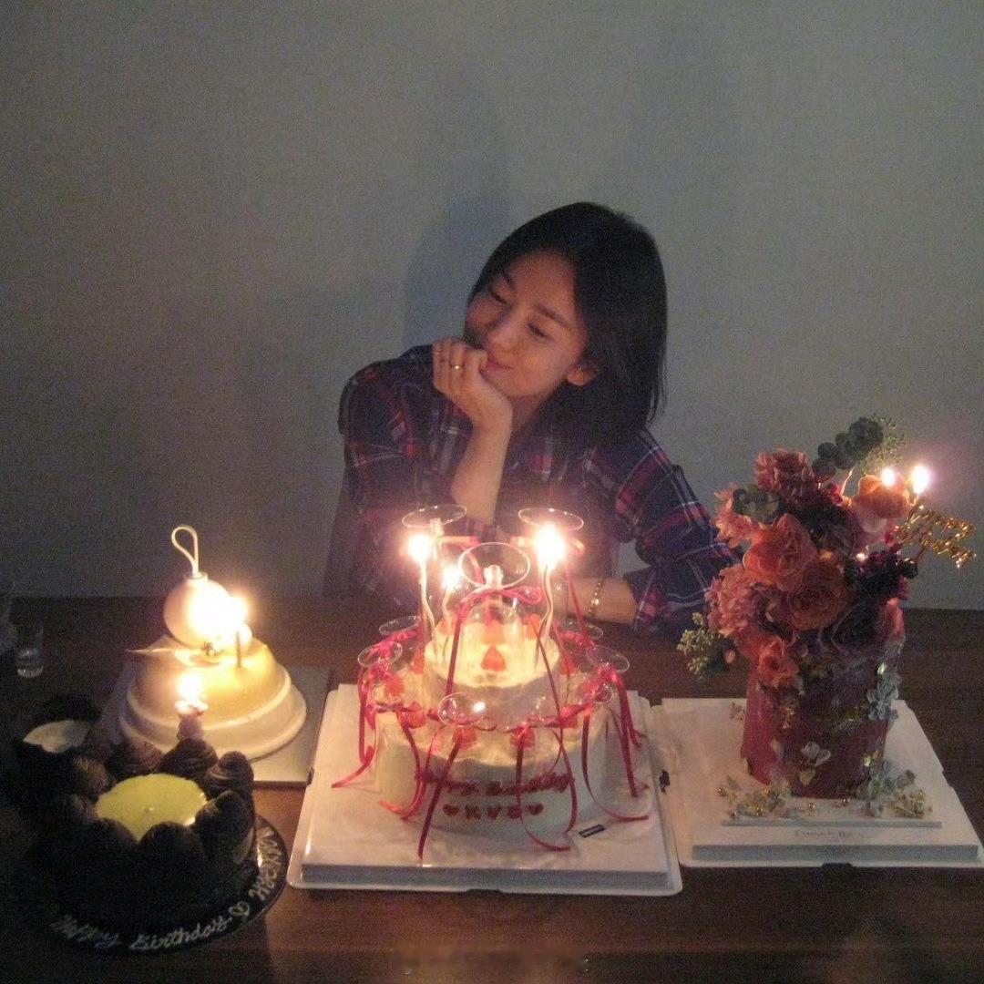宋慧乔晒43岁庆生照  宋慧乔晒43岁生日照  好美！ 