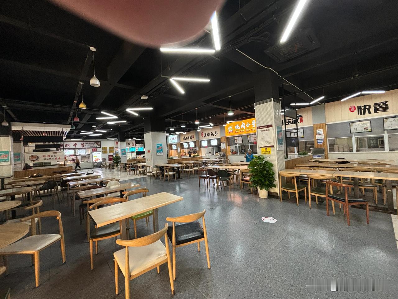 秋日生活打卡季偌大的食堂都没有几个人吃早餐，现在的年轻人基本晚睡晚起，直接跳过早