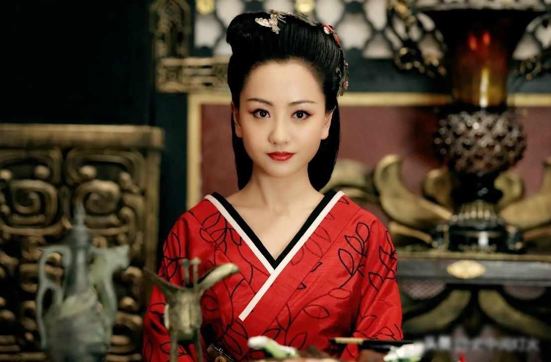 公元前66年，霍光被灭族，皇后霍成君抱着汉宣帝的腿哀求说:“陛下就看在父亲的面子