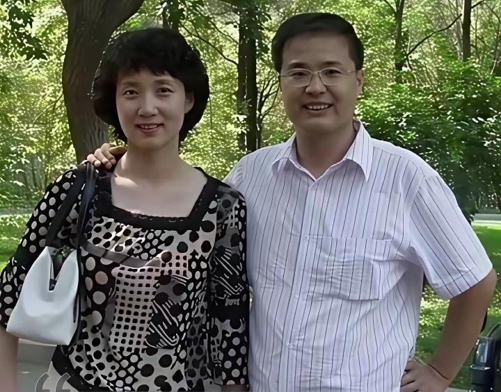 一眼就认出了女的是李修平，可是这位戴眼镜的先生，看了无数遍，就是认不出来，他是谁