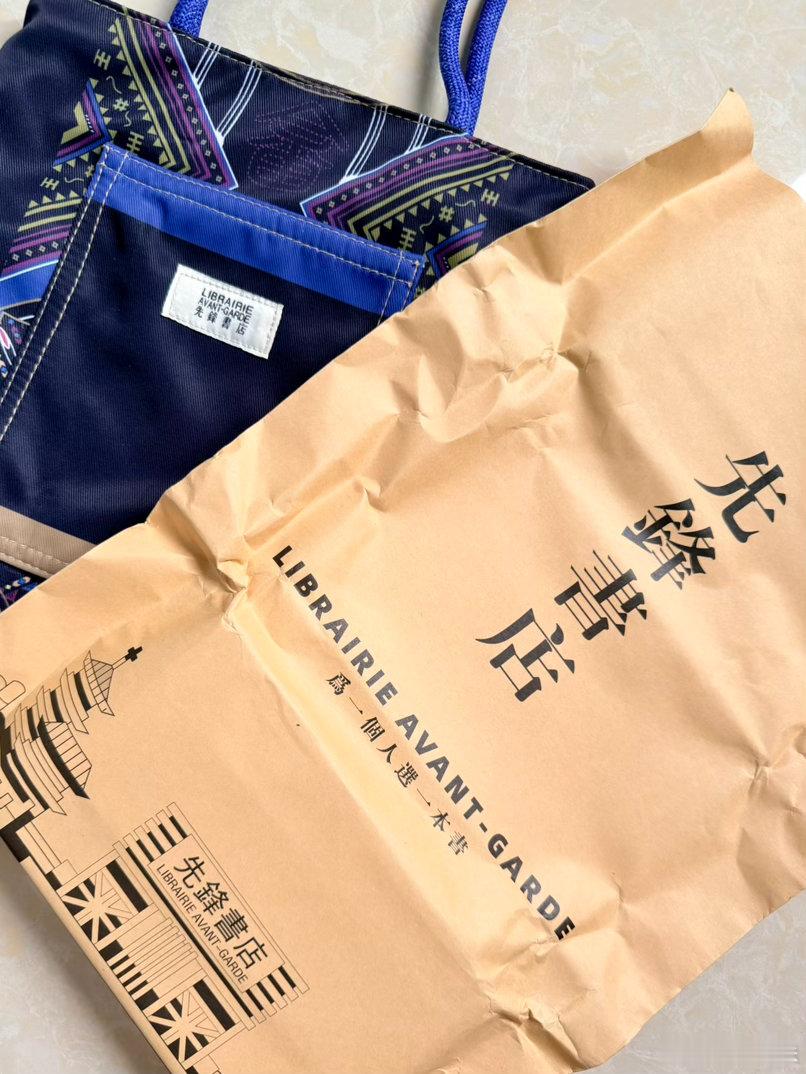 朋友送的伴手礼先锋书店的书籍盲盒刚好我行走江湖的艺名就是猫姐巧了吗这不是！