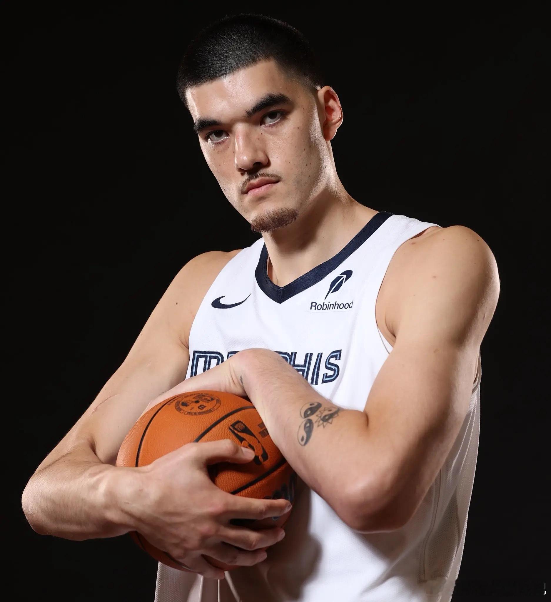 伊迪——大中锋也有春天今天打鹈鹕，伊迪拿到 21 分 15 篮板大号两双，还送出