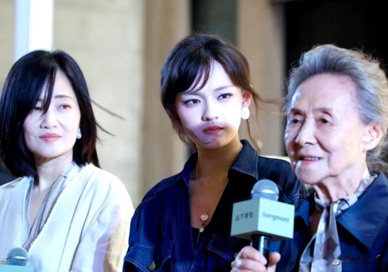 美好的女性凝视  就是如此吧
这张照片太棒了。老年人大气、中年人包容、青年人锋利