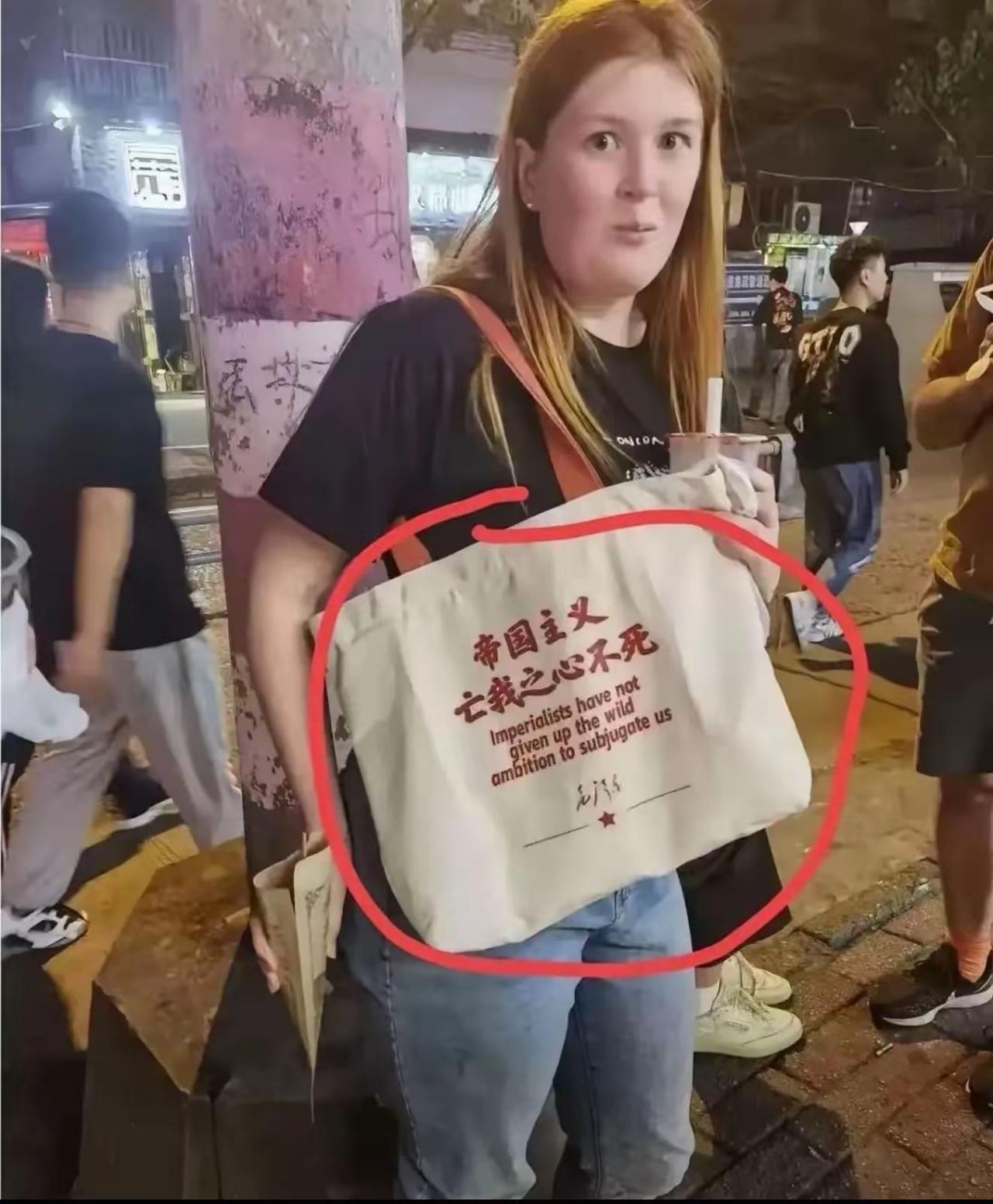 现在的老外对中国文化的理解，已经离谱到什么程度了？

就前两天，有网友在夜市拍到