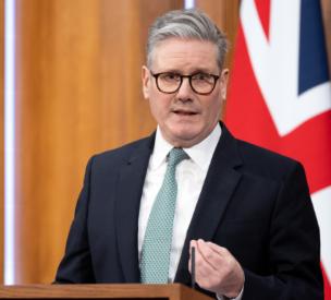 特朗普蒙了，他没想到英国这个跟自己关系最铁的小弟已经公开表示中国是世界上三大强国