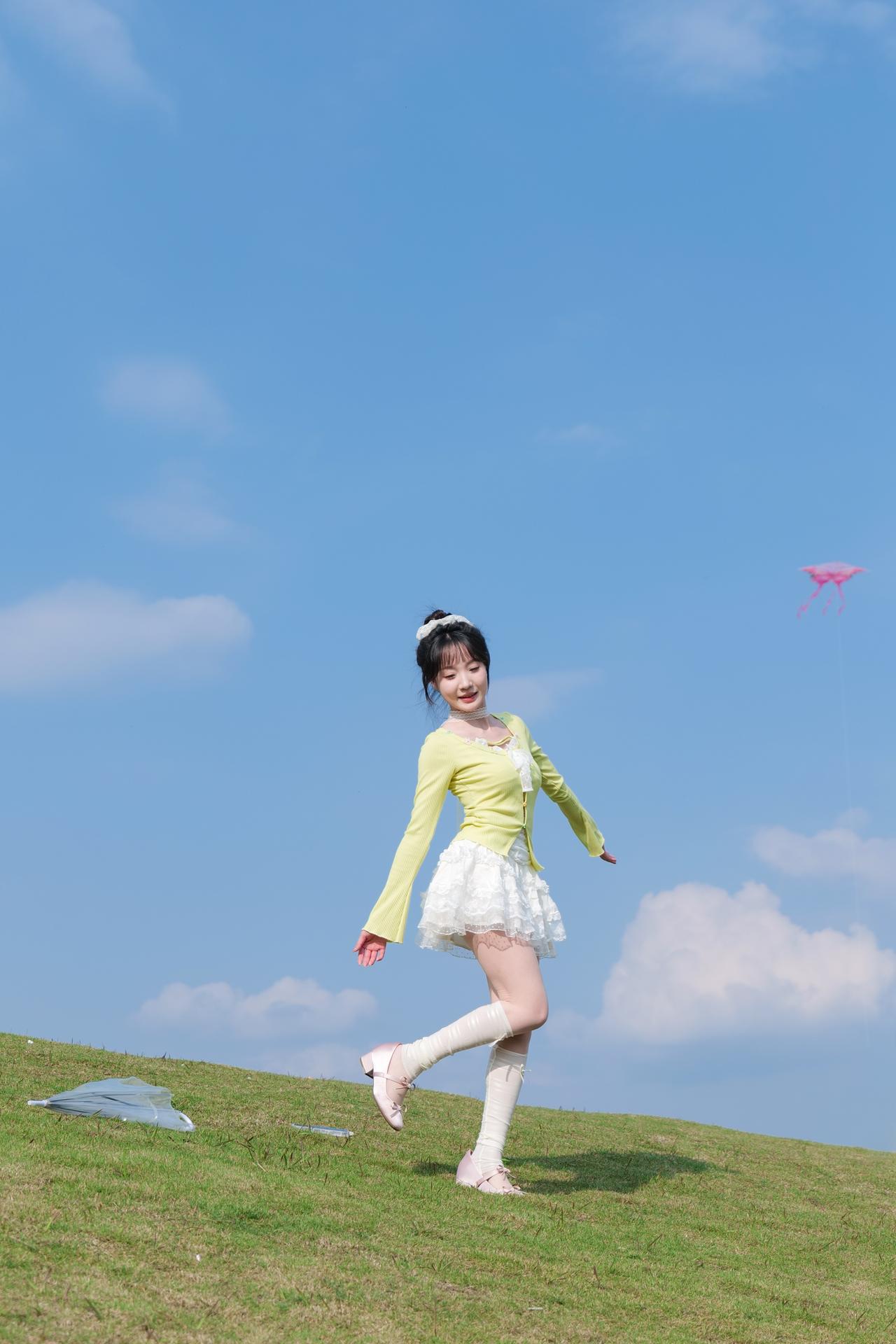 她的笑容如同春日阳光，温暖而明亮，彰显出青春的活力四射。
《春日浪漫》|远方小哥