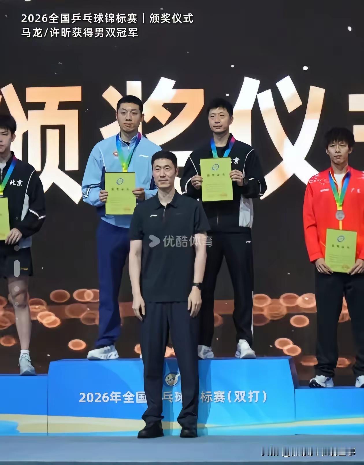 马龙、许昕拿下全锦赛男双冠军，颁奖台上王励勤神情凝重，很难舒展笑容。这场胜利带给