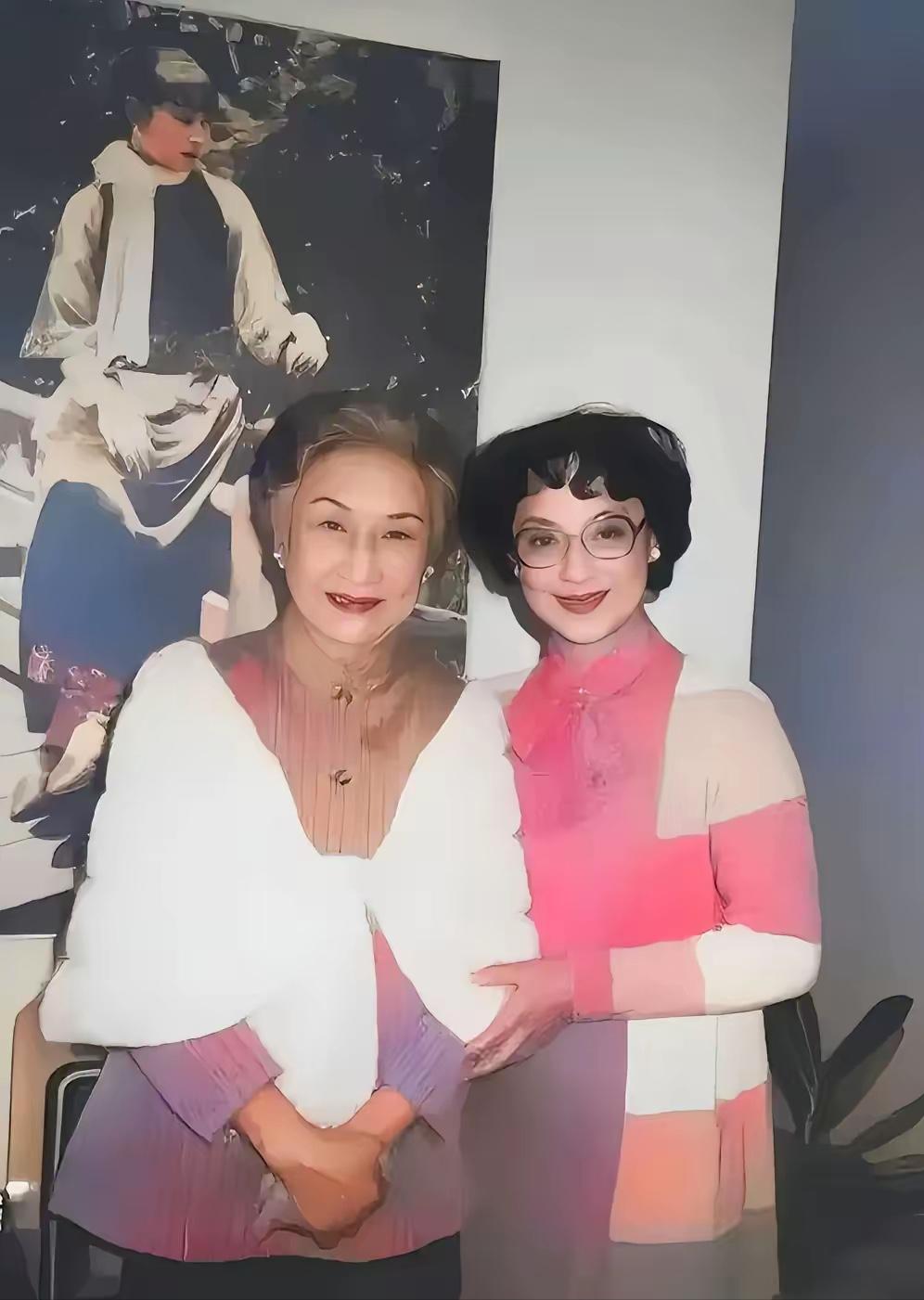 这是77岁的胡蝶和王丹凤的真实合影，这可不是演员扮演的，货真价实的照片。

19