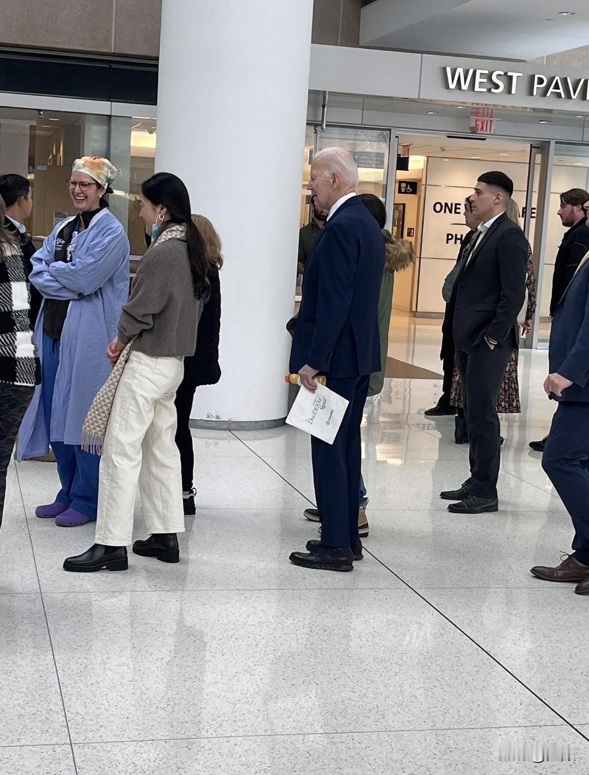 1月28日，美国前总统拜登现身宾夕法尼亚大学Perelman高级医学中心，进行年