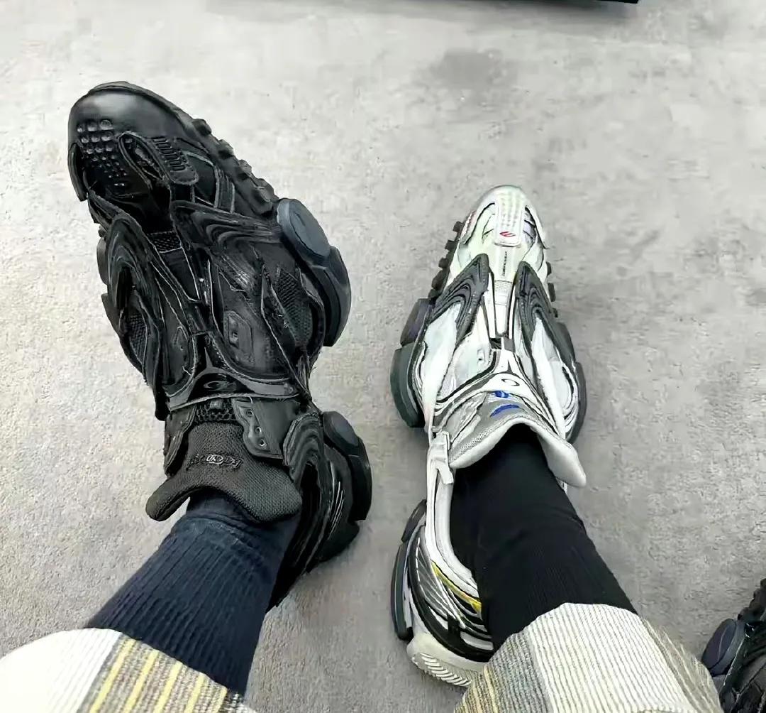 网友：不坑穷人，你永远可以相信巴黎世家，近6万的鞋，这是审美超前还是智商税呢？ 