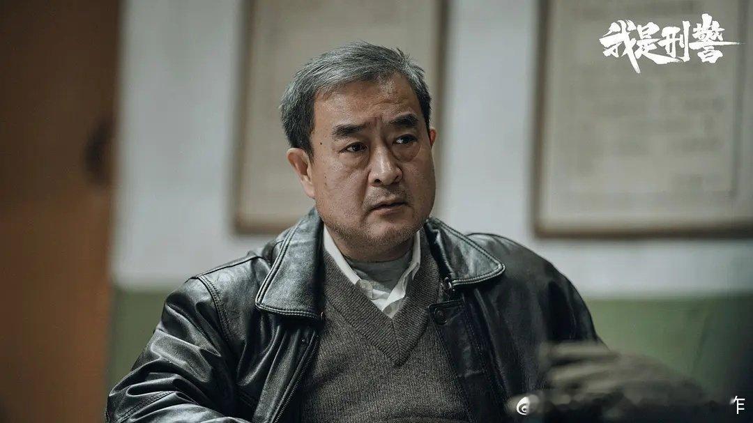 两种大叔冬季时尚穿搭：一个是鸡心领毛衣里面穿个衬衫再穿个秋衣。一个是鸡心领毛衣里