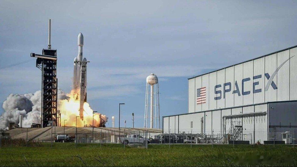 凤凰新闻【“SpaceX没说，但所有线索都指向中国”】【文/观察者网阮佳琪】登陆