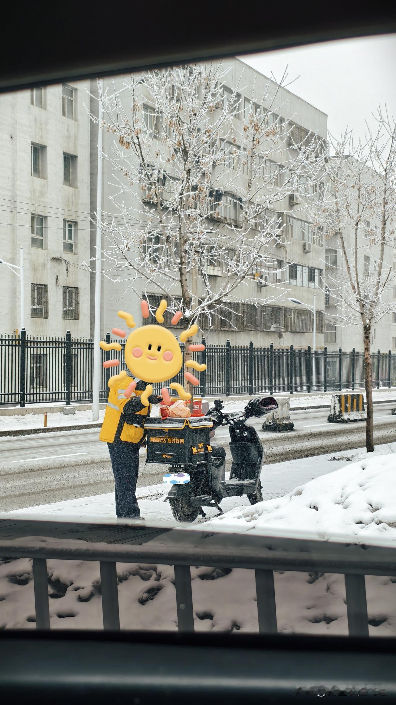 今天下午突然下起鹅毛大雪，从小区地下车库出来，有位外卖小哥把车停在路边上，在外卖