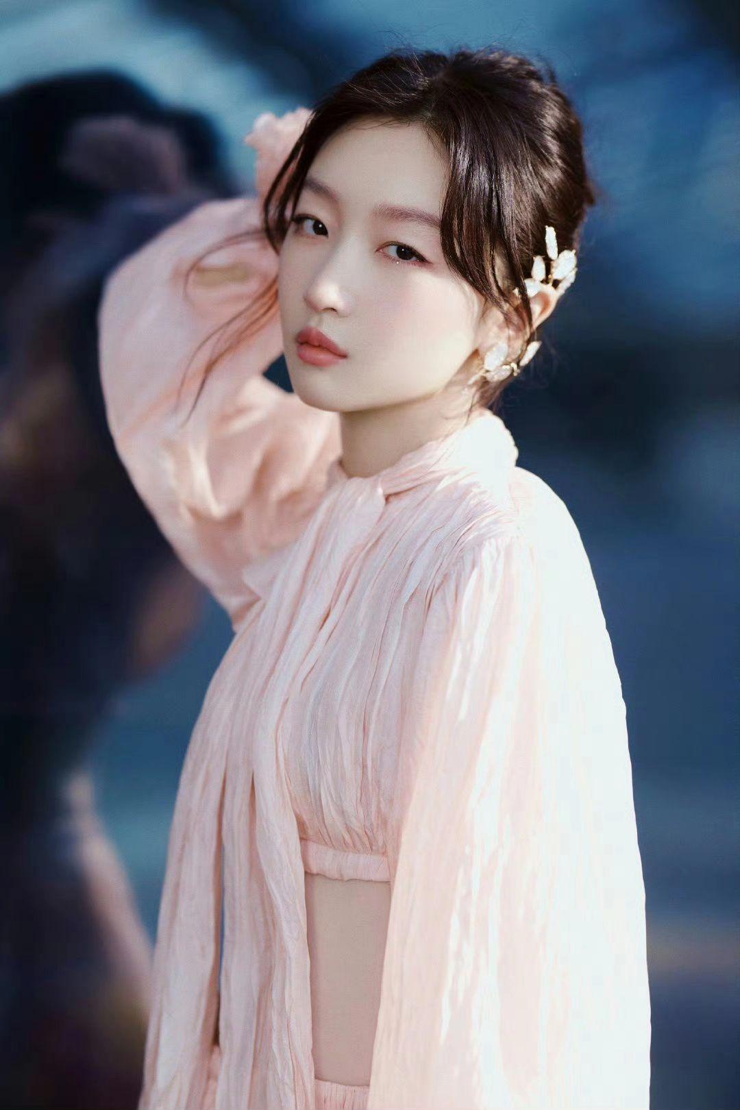 时光如流，风尚新篇 周冬雨 周冬雨造型 回眸一笑百媚生
