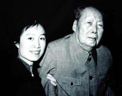 1976年，毛主席离世前一日面色发黄，嘴唇泛着青紫，他轻声对身旁护士说出八个字，