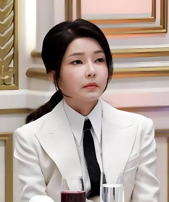 金建希现在很可怜，对于她来说，已经有3个不好的消息。第一，淑明女子大学宣布撤销她