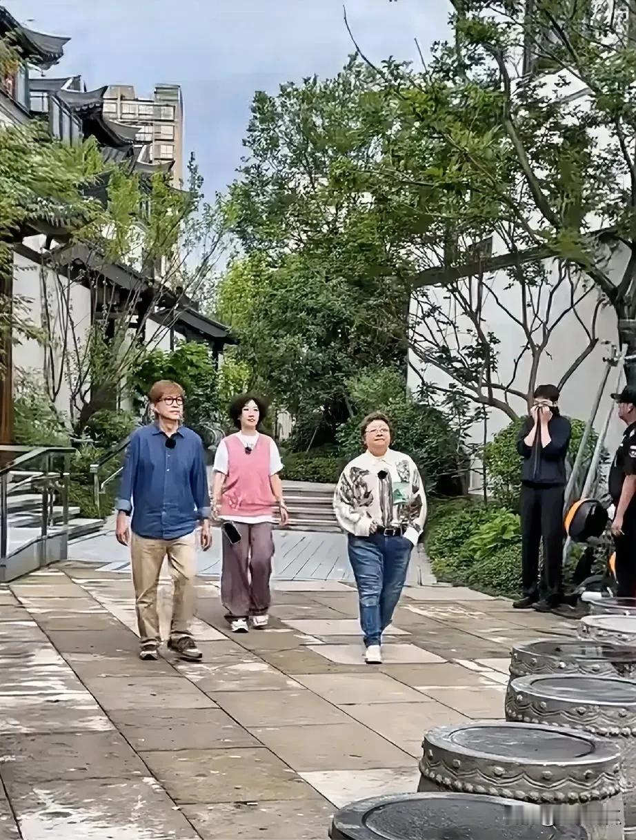 韩红不仅歌唱得好而且人很善良，并且在生活中还是一个大大咧咧的人，随意随性真性情！