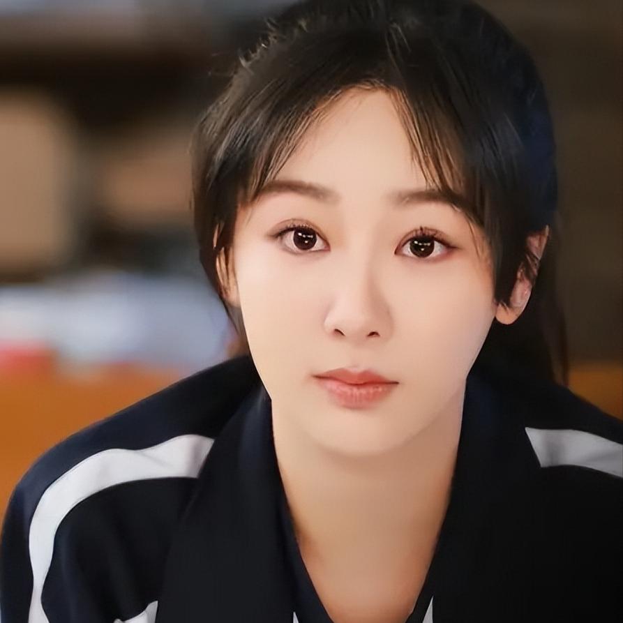 演员，杨紫，本名杨旎奥，很拗口，杨紫说，生我的时候，爸爸希望申奥成功，就给我取这