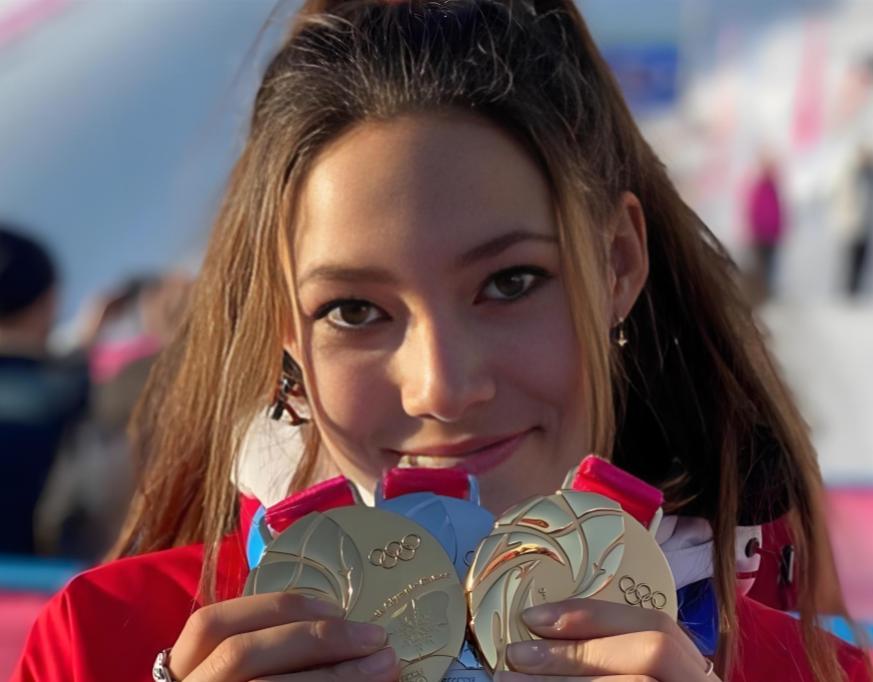 不忍了！谷爱凌彻底撕破脸，自曝在美国恐怖遭遇，不止死亡威胁。

这位在米兰冬奥会