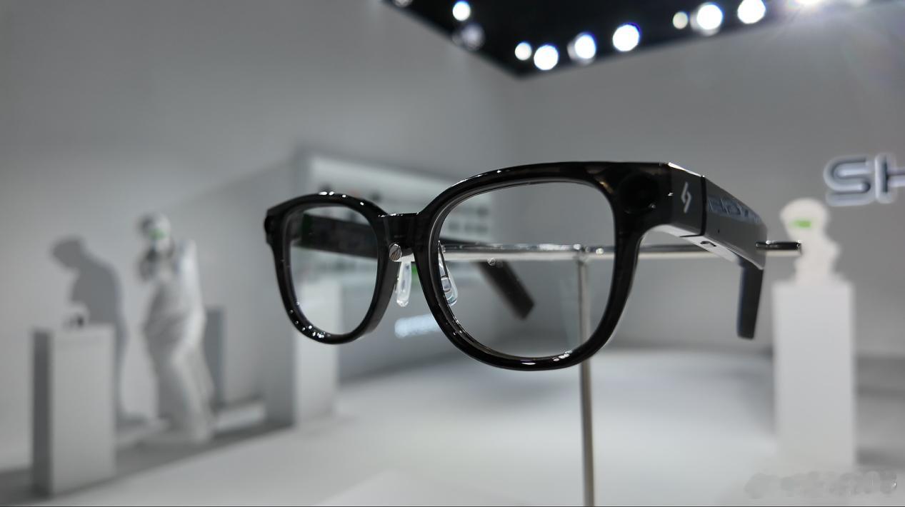 【AI眼镜概念震荡走高】午后AI眼镜概念震荡走高，英派斯涨停，新相微涨近10%，