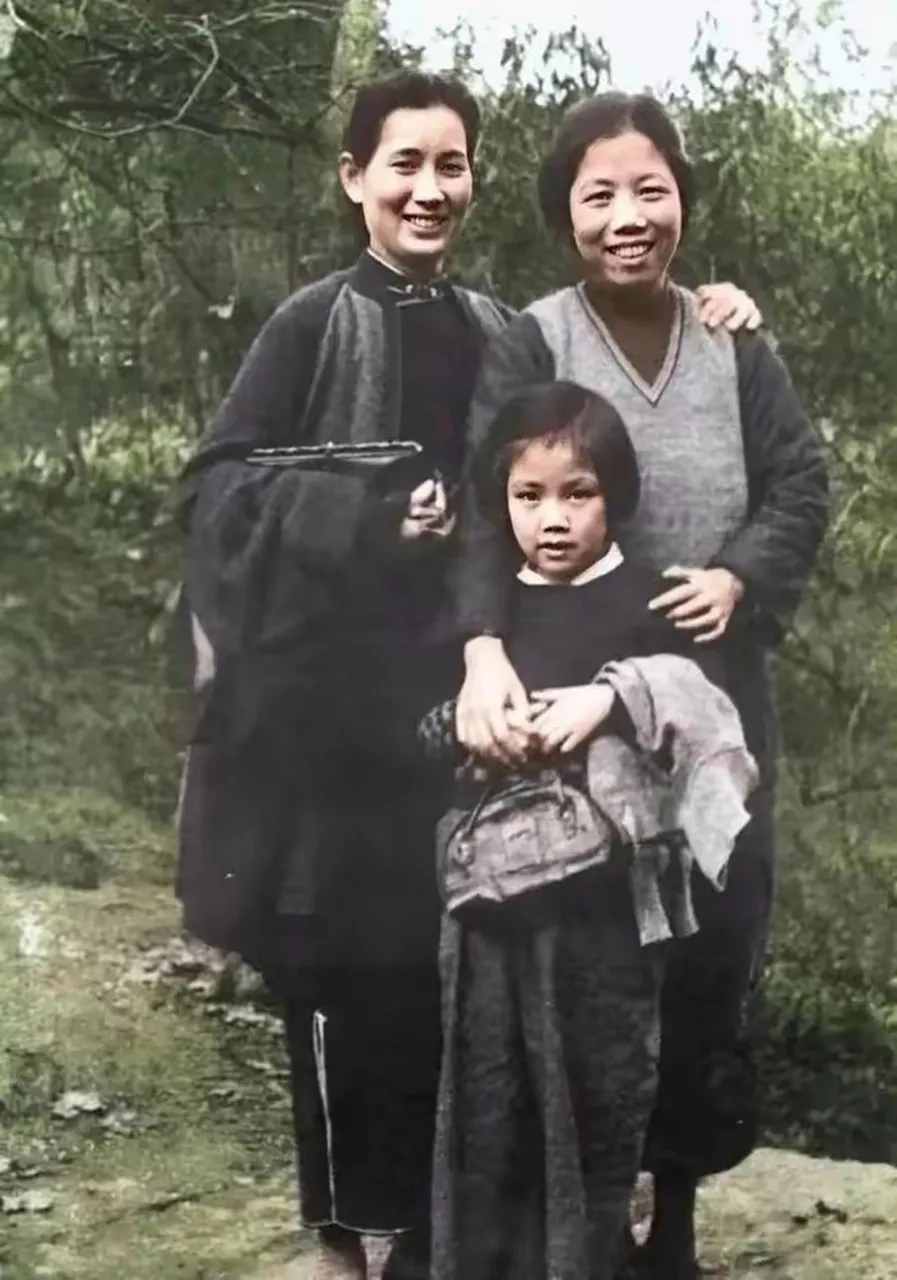 这张1941年摄于重庆红岩村的珍贵合影，定格了邓颖超、李秀文与叶扬眉三位女性的温