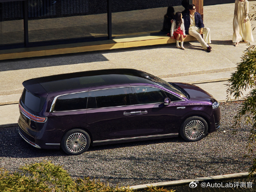 今天智界V9公布的两个信息：三款内饰配色：绒霞紫、韶华杏、赤茶橘二排有旋转座椅：