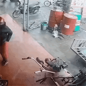 就摸摸，脾气咋那么暴躁呢，记住老虎屁股摸不得[大笑]