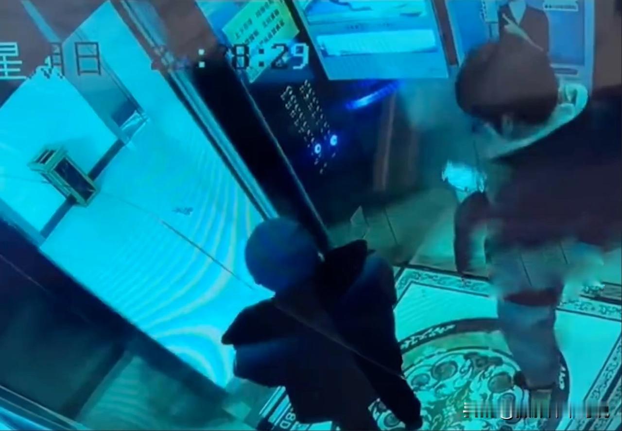 被困在电梯里最绝望的一幕发生了，心理素质不好的一定会崩溃！前两天内蒙古鄂尔多斯一