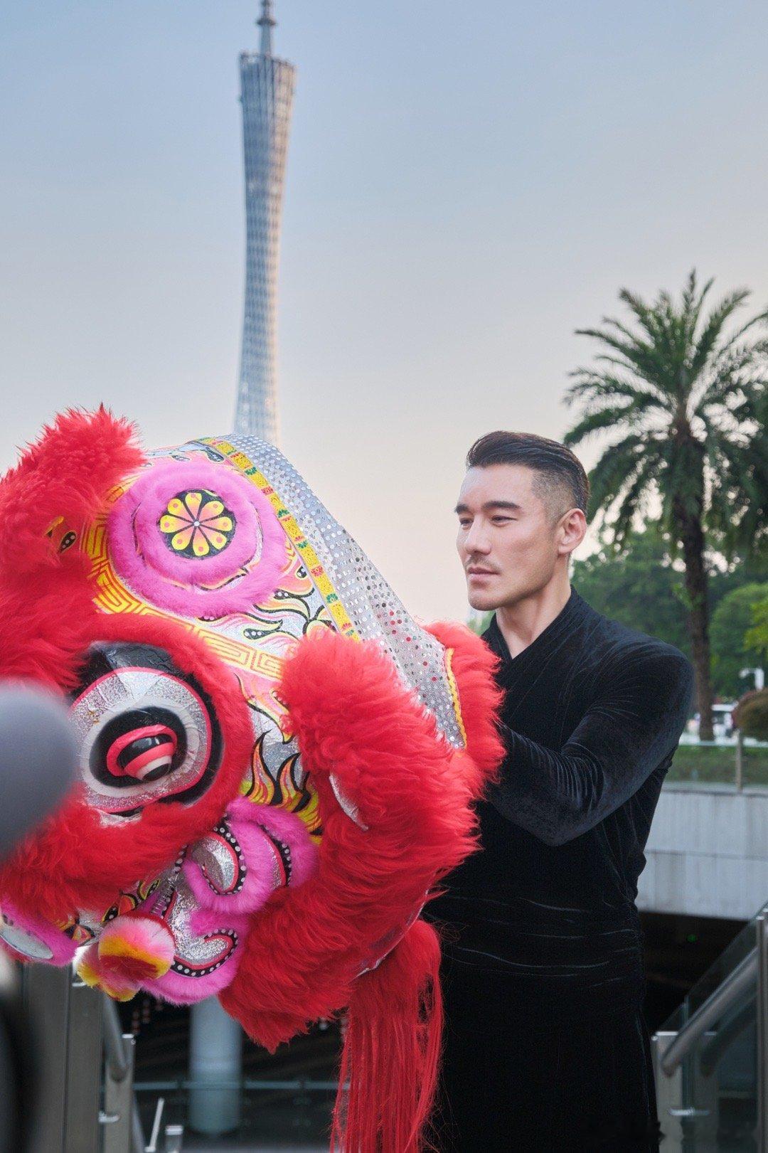 胡兵给阿布扎比上点东方震撼 胡兵的东方美学杀疯了！一袭香云纱西装亮相阿布扎比，零