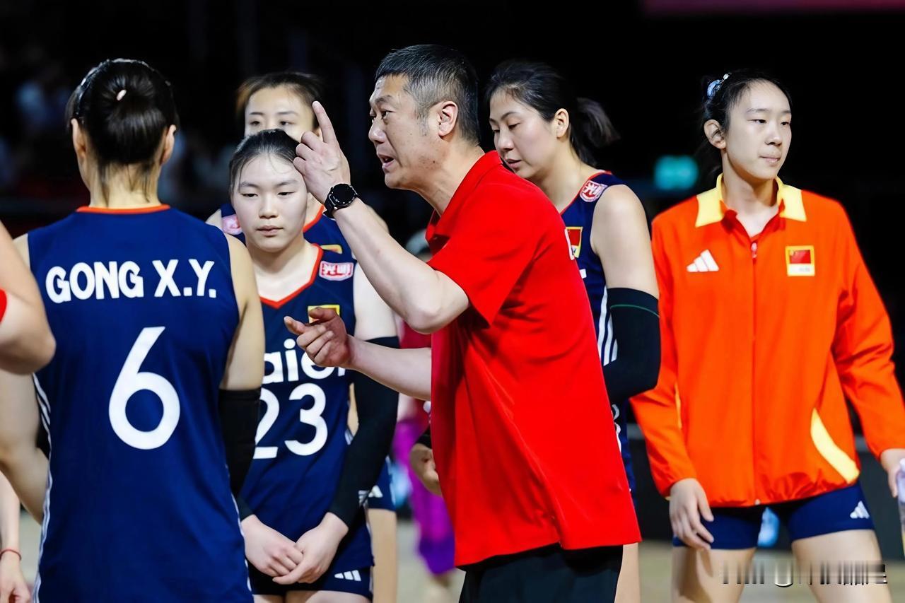 赵勇近忧！
1.忧心球员伤病
主攻手李盈莹是中国女排的进攻王牌，可惜受伤病困扰久